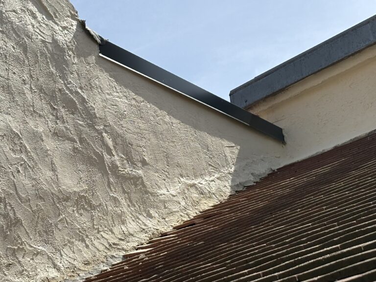joint étanchéité entre mur et pan de toiture AVANT par Couvreur Mike Romain